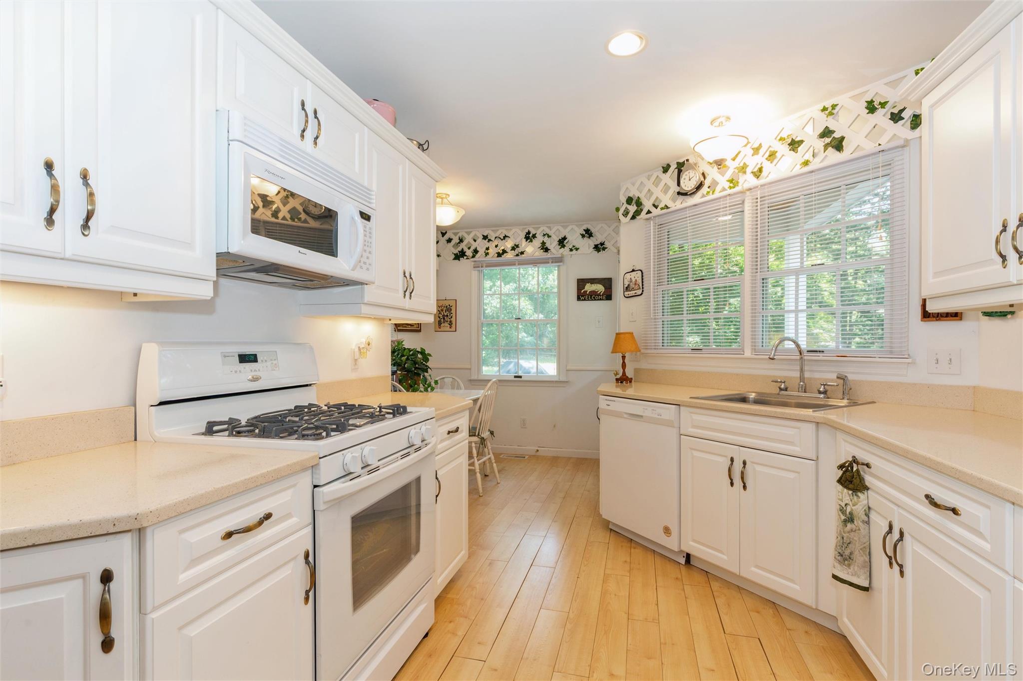 21 Oceanview Road Hampton Bays, NY 11946 - Photo 4 of 21
