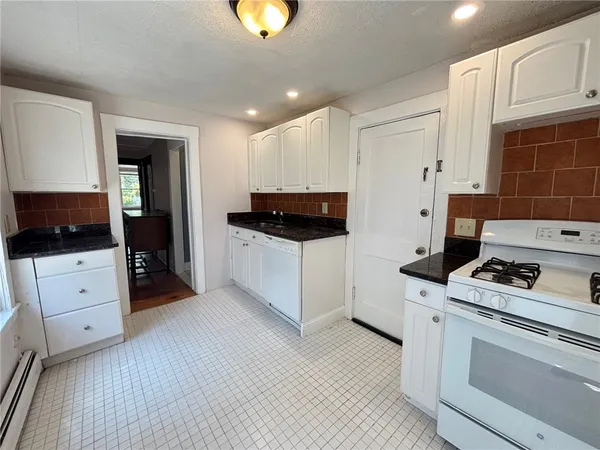 $2,900 | 712 Hope Street, Unit 1, Bristol, RI 02809