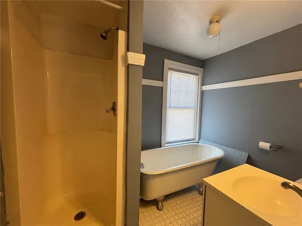 $2,900 | 712 Hope Street, Unit 1, Bristol, RI 02809
