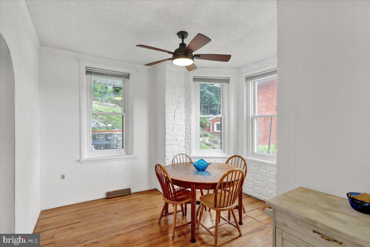 1374 Friedensburg Road Reading, PA 19606 - Photo 9 of 32 sunlit dining