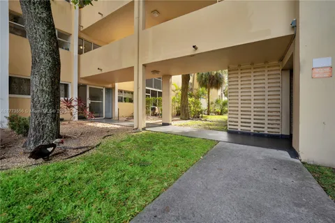 $199,900 | 922 Northeast 199th Street, Unit 206, Miami, FL 33179