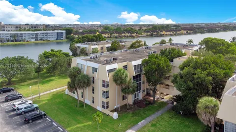 $199,900 | 922 Northeast 199th Street, Unit 206, Miami, FL 33179