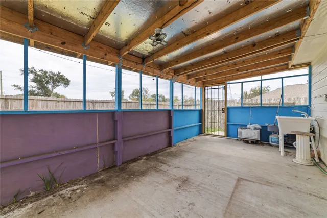 a view of a backyard