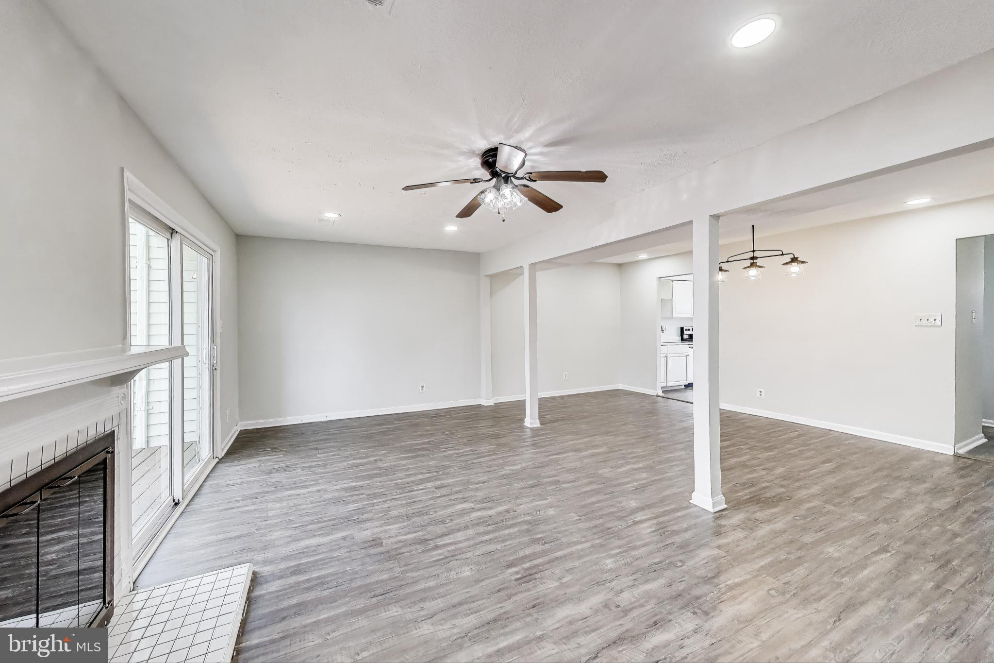 17520 Hoskinson Road Poolesville, MD 20837 - Photo 6 of 31 a view of a livingroom with a ceiling fan window and a ceiling fan