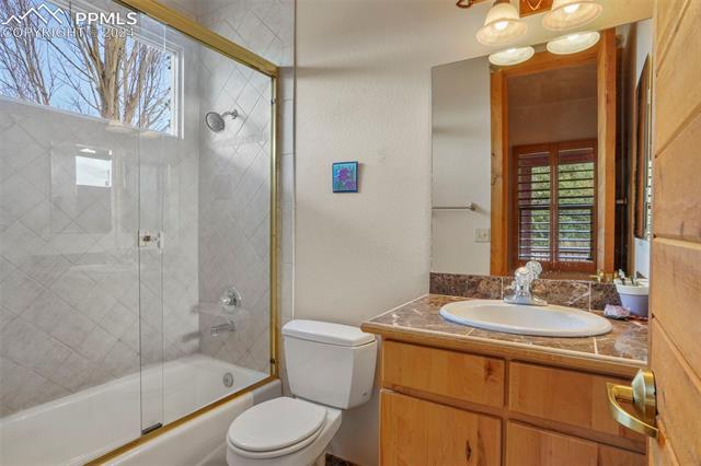 915 Oak Ridge Road Manitou Springs, CO 80829 - Photo 25 of 50 Full bath adjoining second bedroom on main level