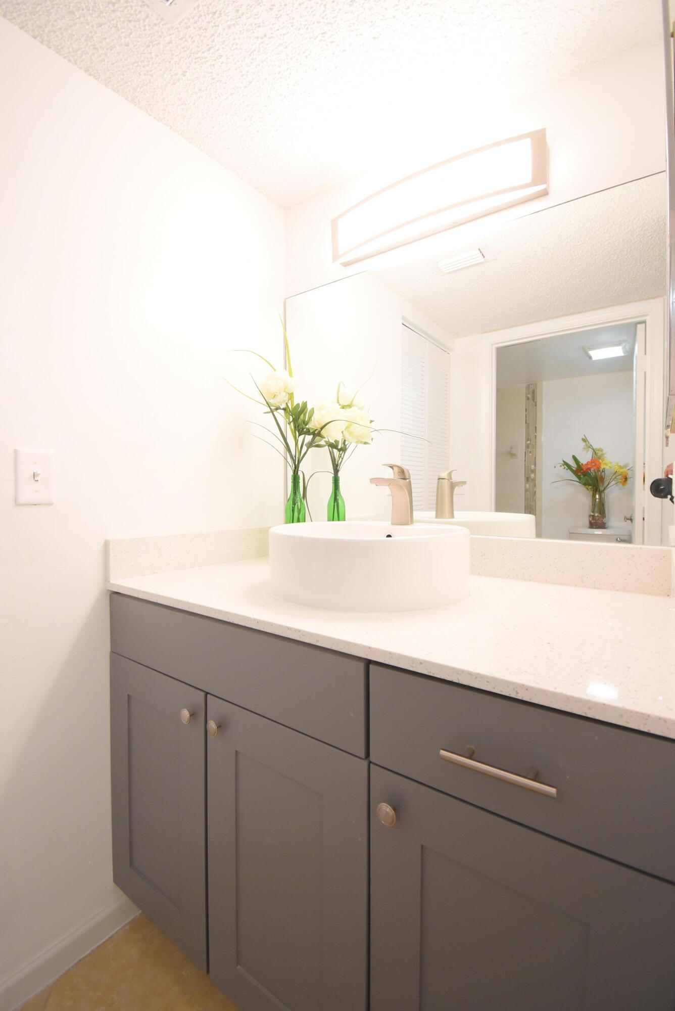 3375 Jaywood Terrace, Unit J103 Boca Raton, FL 33431 - Photo 4 of 32 MASTER BATH