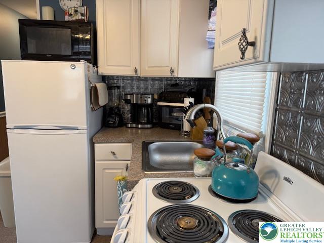 192 Cartwright Road Blakeslee, PA 18610 - Photo 5 of 20 a kitchen with a refrigerator and a stove