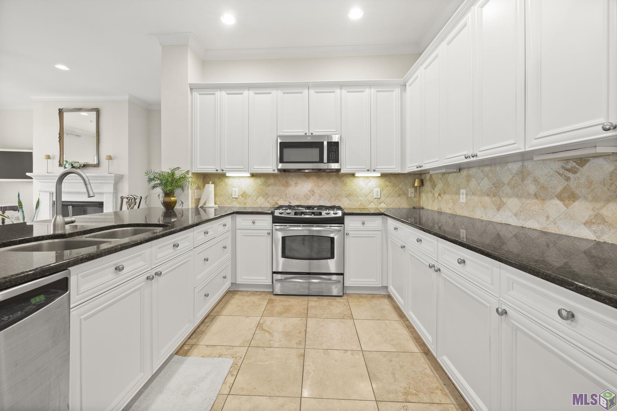 998 Stanford Avenue, Unit 417 Baton Rouge, LA 70808 - Photo 7 of 45 Kitchen