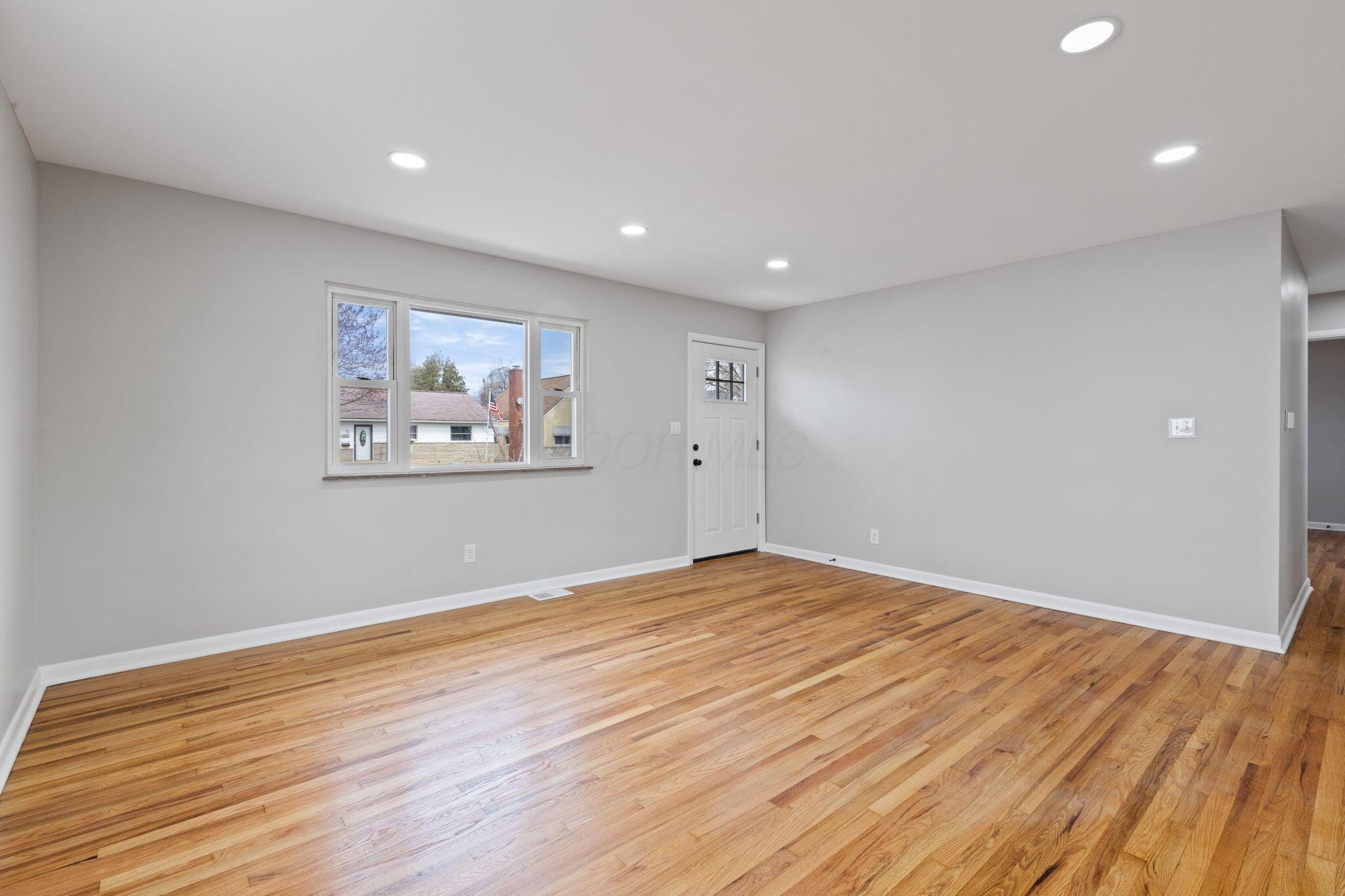 3283 Eakin Road Columbus, OH 43204 - Photo 4 of 17 2025-3-25 3283 Eakin Rd 018