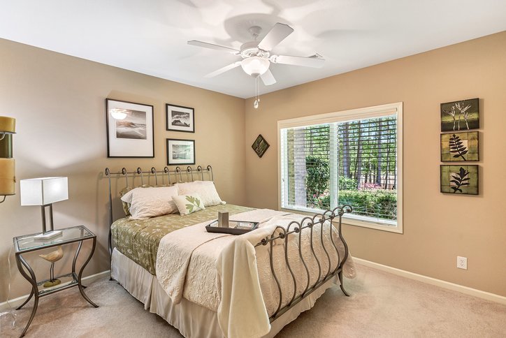 402 Boaters Row Fair Play, SC 29643 - Photo 31 of 50 This inviting bedroom provides a tranquil retreat with a refreshing outdoor view.