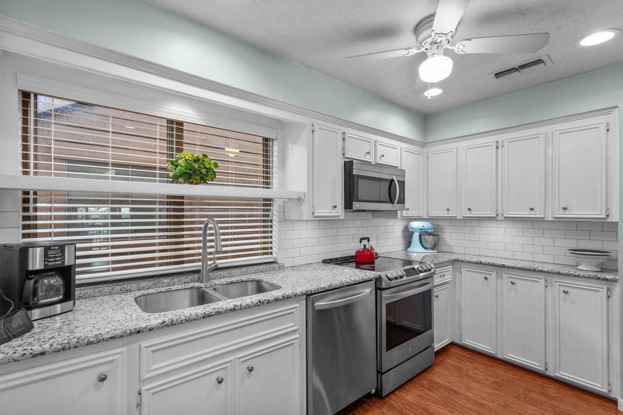 659 Davis Road League City, TX 77573 - Photo 16 of 29 Another View of the Kitchen