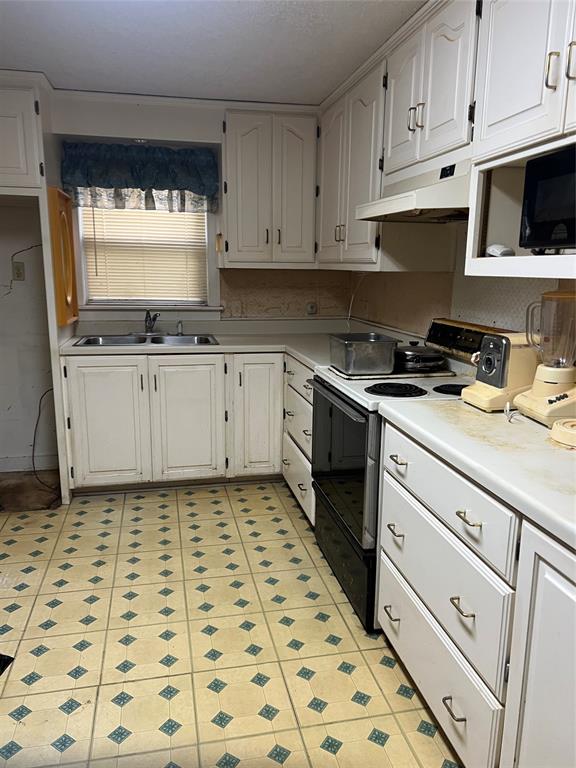 806 East Parkerville Road DeSoto, TX 75115 - Photo 5 of 6 a kitchen with stainless steel appliances a stove a sink and a microwave