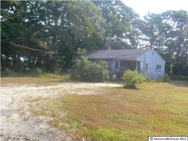 302 Worth Road Brick, NJ 08723 - Photo 3 of 3 a backyard of a house with plants and large trees