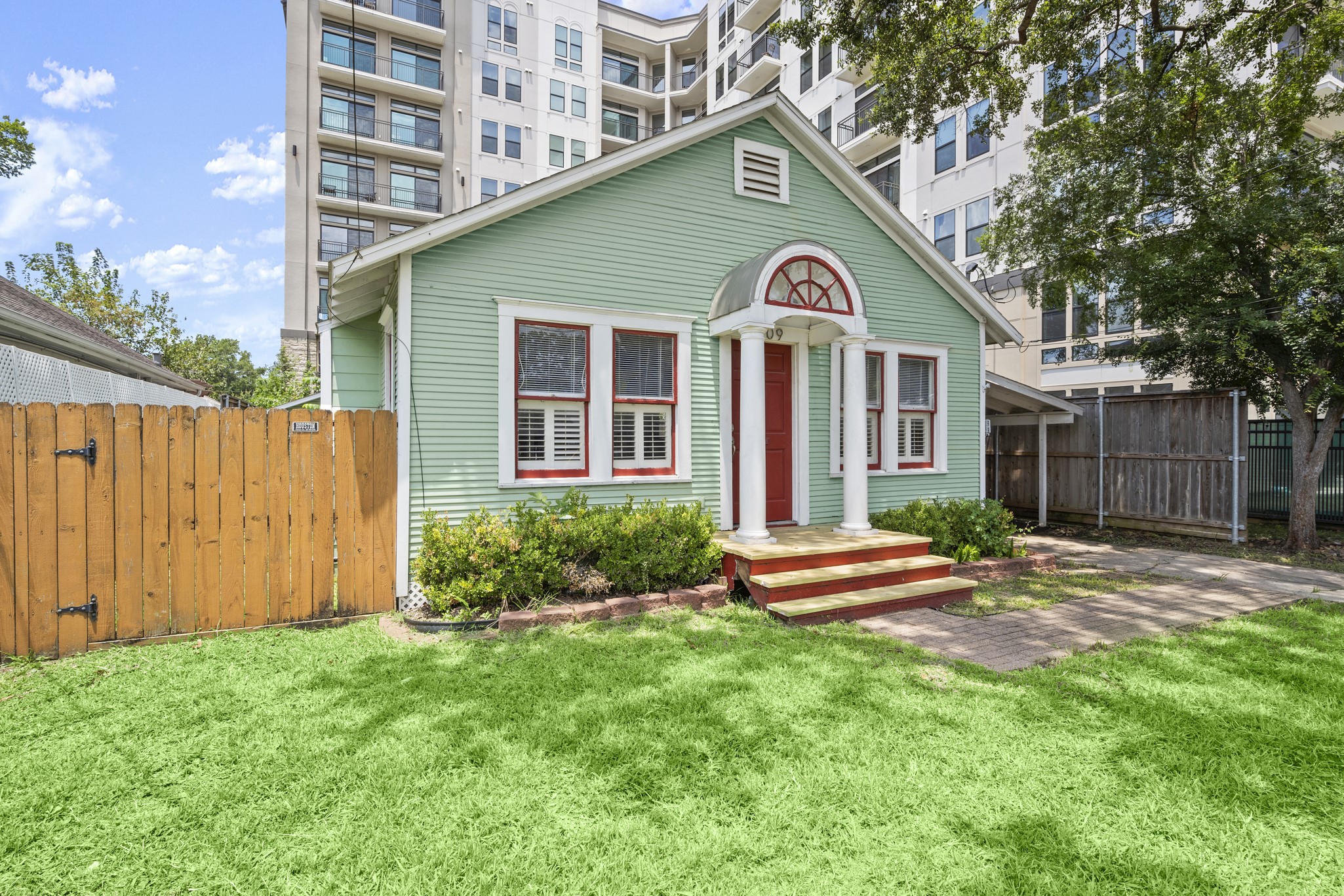 1409 Dorothy Street Houston, TX 77008 - Photo 4 of 24