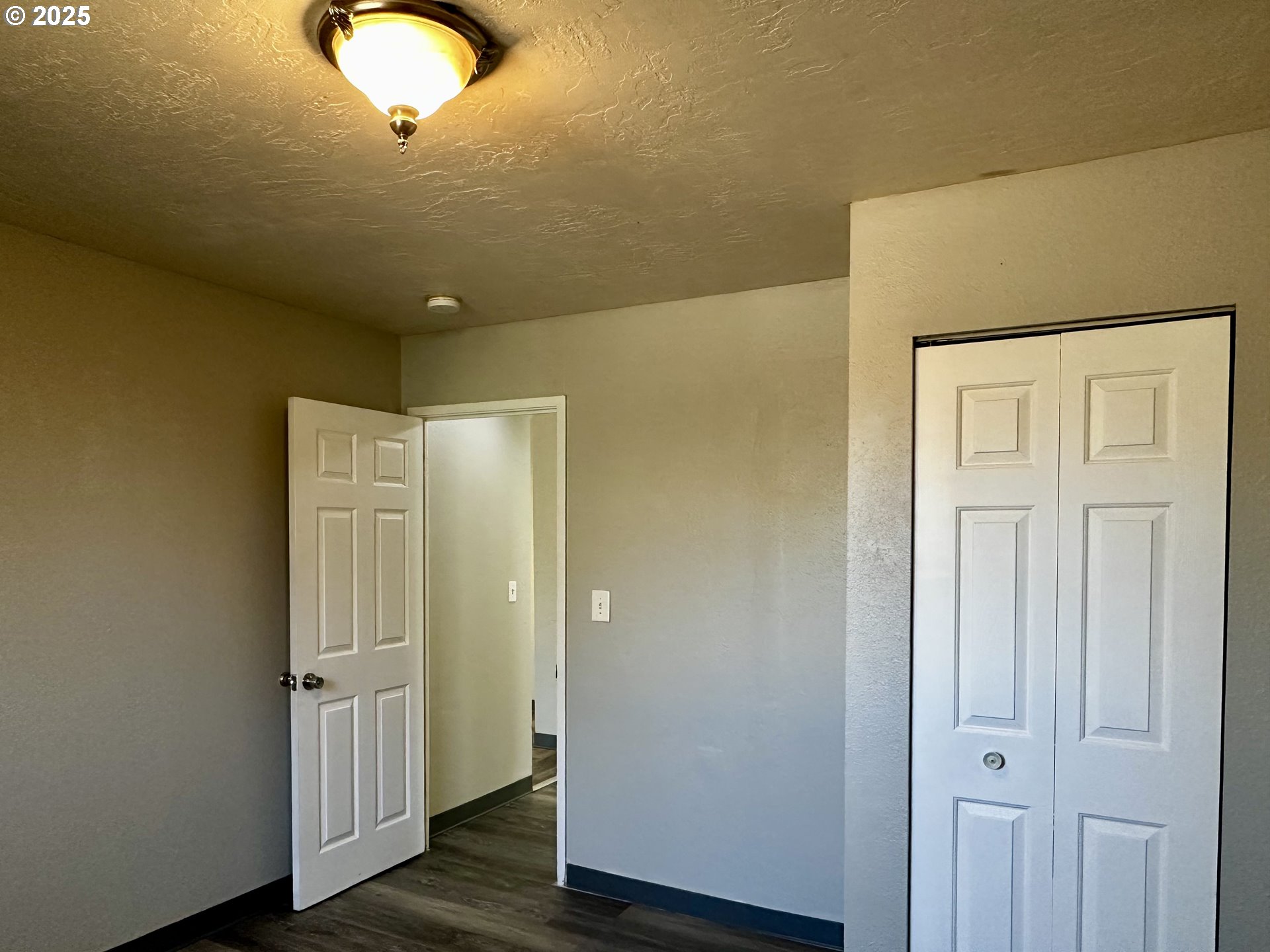 1733 I Street Springfield, OR 97477 - Photo 20 of 28 a view of a livingroom with wooden floor