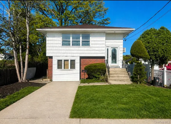 $839,000 | 960 Linden Avenue, Westbury, NY 11590