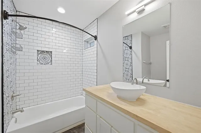 $1,400 | 607 East Day Street, Denison, TX 75021