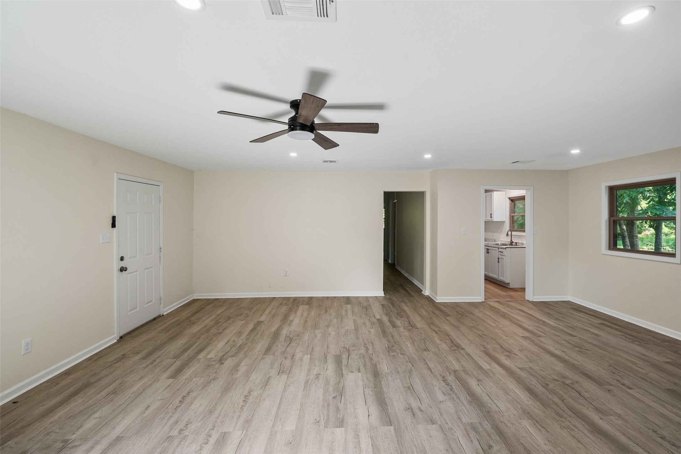 725 Lafayette Street Hempstead, TX 77445 - Photo 11 of 20 Living room with easy access to the kitchen and bedroom hallway