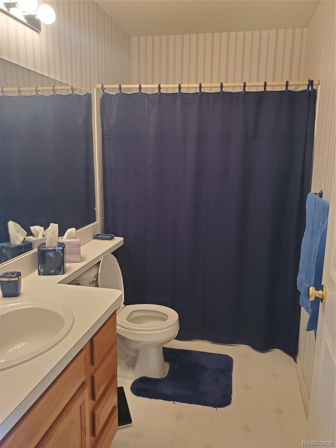 428 Lilly View Court Howell, MI 48843 - Photo 16 of 38 lvmainfloorbath.jpg