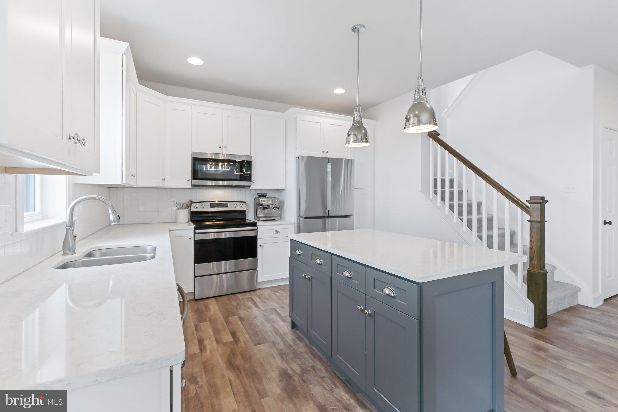 19 Springview Drive Lititz, PA 17543 - Photo 3 of 22 Custom Quartz Kitchen