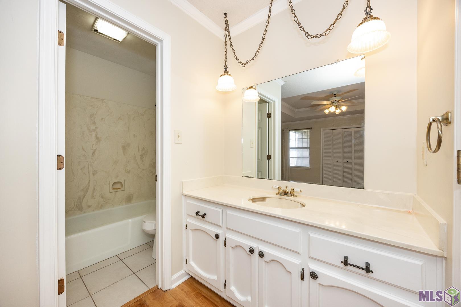 2021 South Flannery Road Baton Rouge, LA 70816 - Photo 13 of 21 OPEN EN SUITE BATHROOM