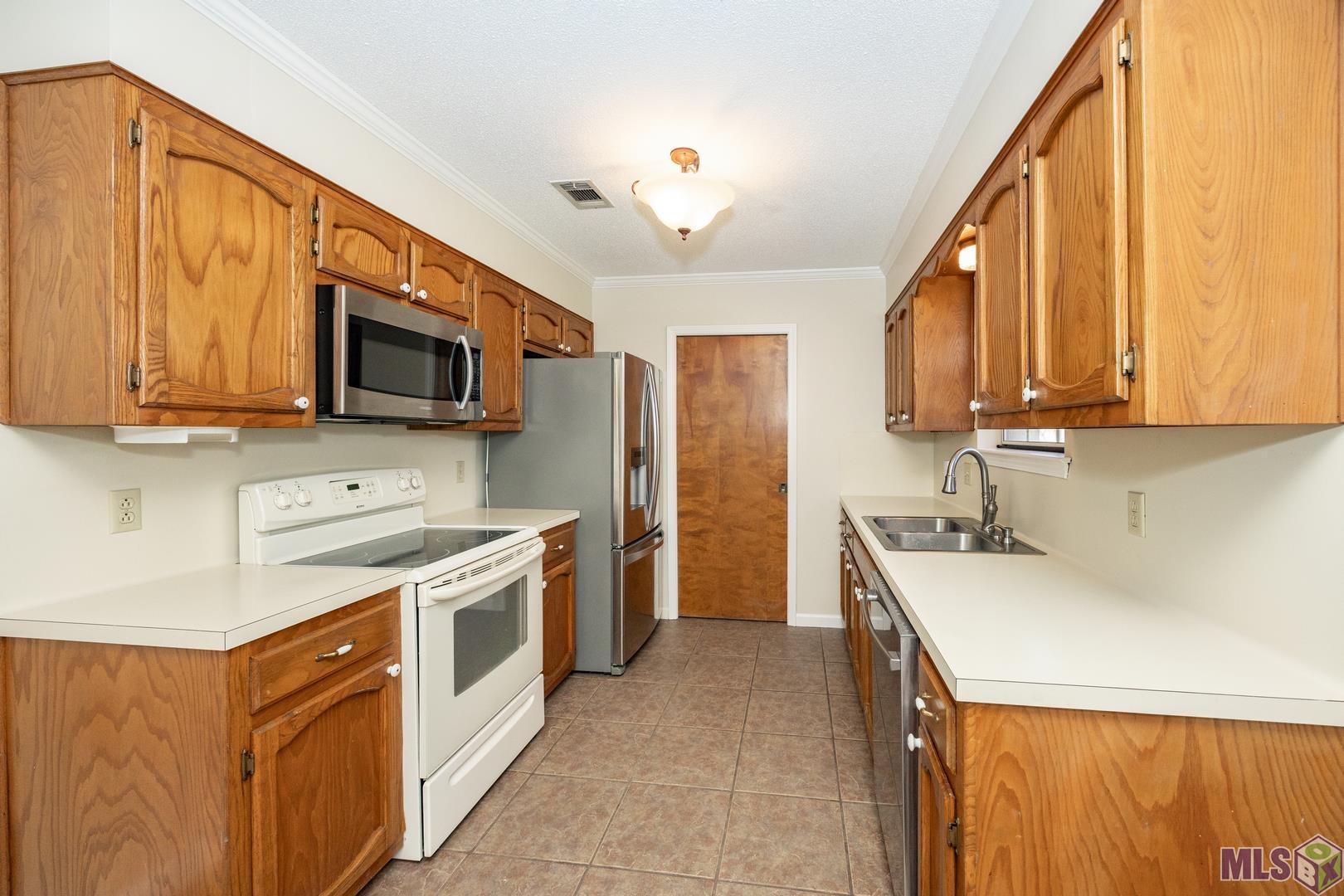 2021 South Flannery Road Baton Rouge, LA 70816 - Photo 4 of 21 KITCHEN
