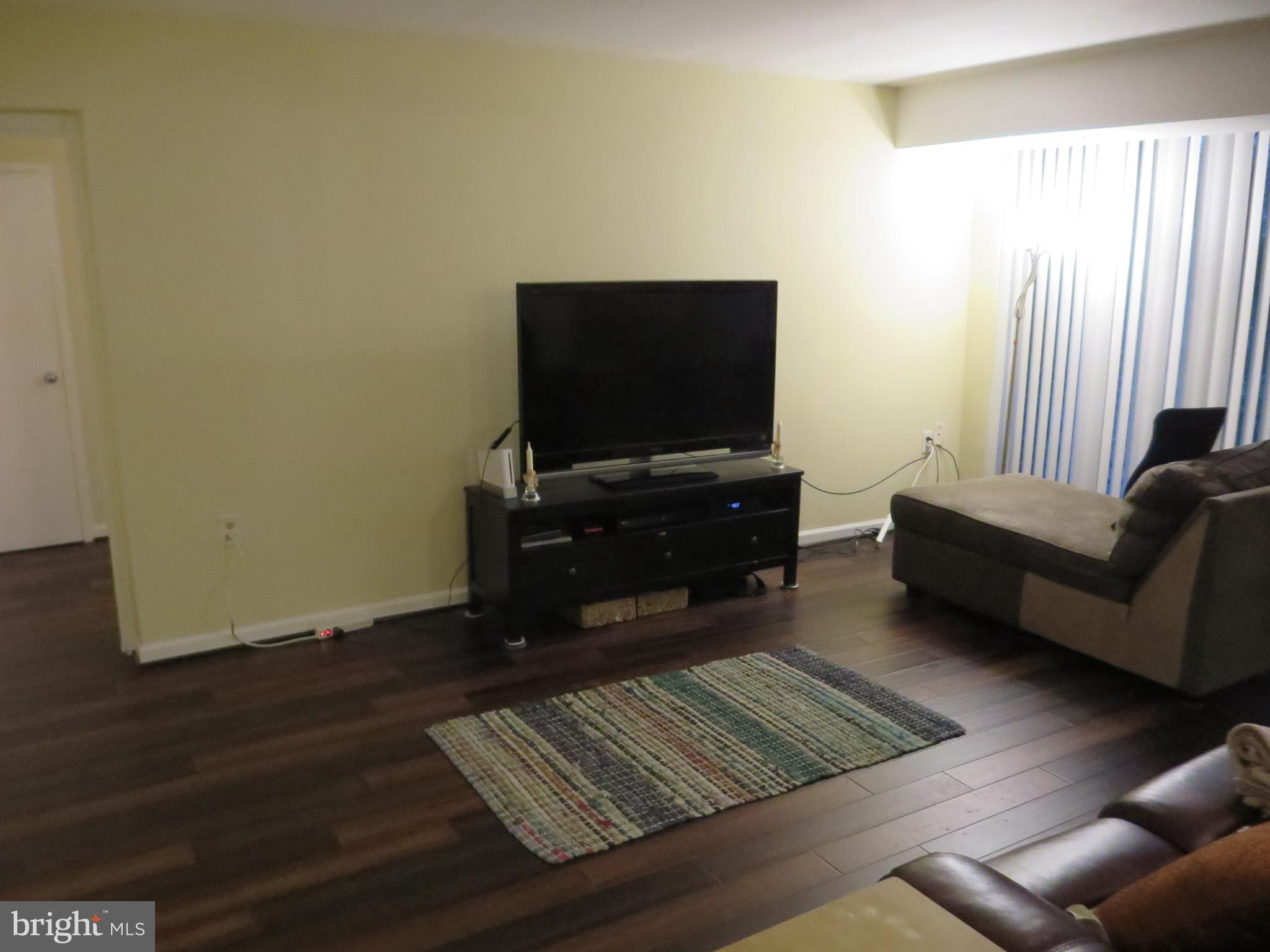1413 Northgate Square, Unit 1C Reston, VA 20190 - Photo 8 of 22 Living