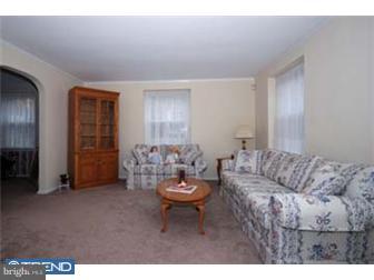 492 Maplewood Road Springfield, PA 19064 - Photo 3 of 12 Living Room