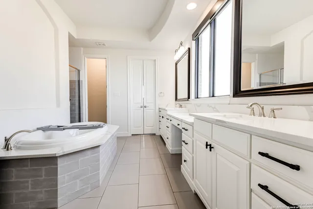 $1,075,000 | 8027 Vanity Hill, San Antonio, TX 78256