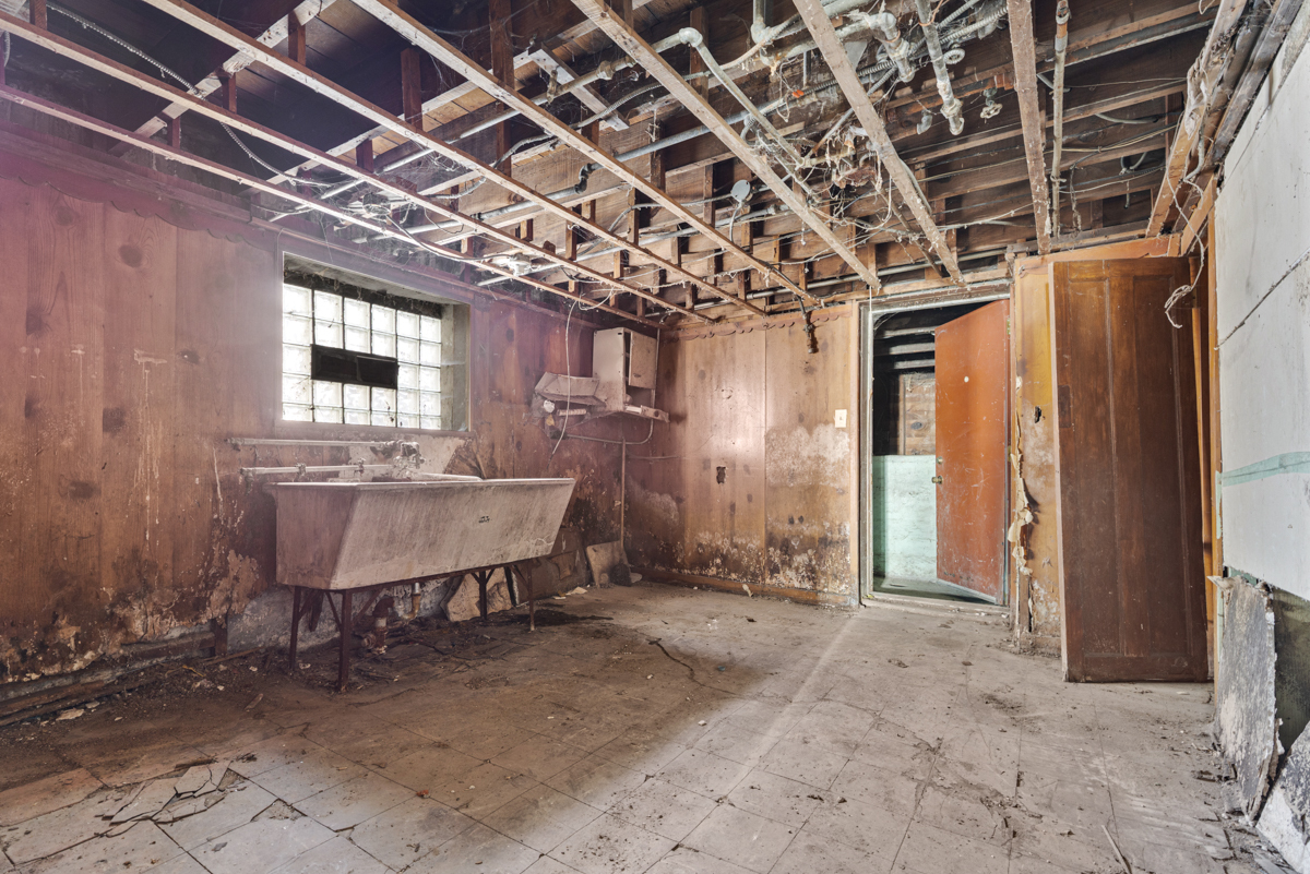 118 East 105th Street Chicago, IL 60628 - Photo 22 of 26 a view of a porch with a table and chairs with wooden fence