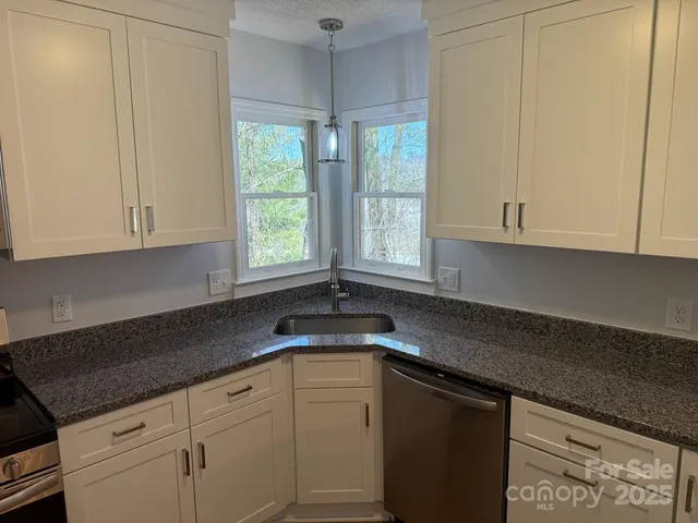 $299,900 | 125 Dearmin Terrace, Franklin, NC 28734