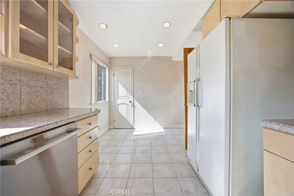 a view of entryway and kitchen