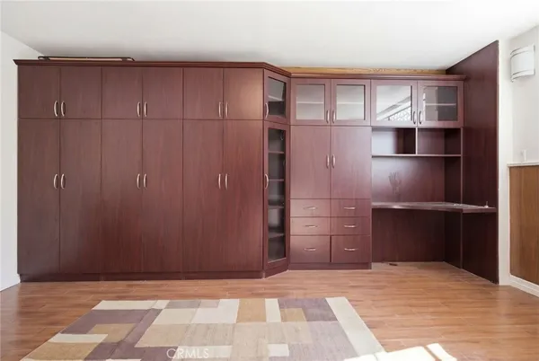 a room with a closet area