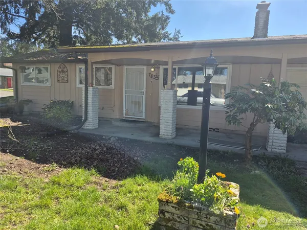 a view of a back yard of the house
