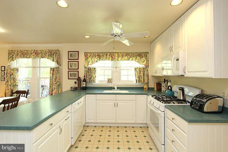 11633 Quail Ridge Court Reston, VA 20194 - Photo 11 of 30 Kitchen
