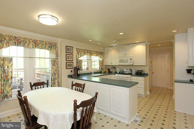 11633 Quail Ridge Court Reston, VA 20194 - Photo 13 of 30 Kitchen