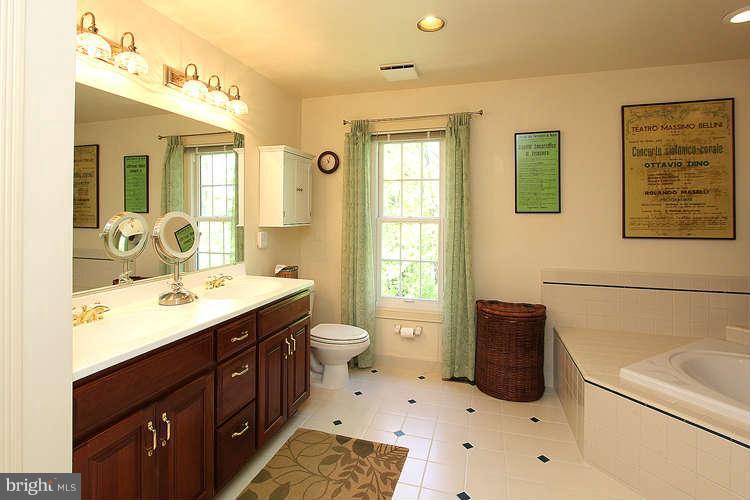 11633 Quail Ridge Court Reston, VA 20194 - Photo 19 of 30 Bath (Master)