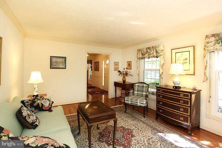 11633 Quail Ridge Court Reston, VA 20194 - Photo 8 of 30 Living Room