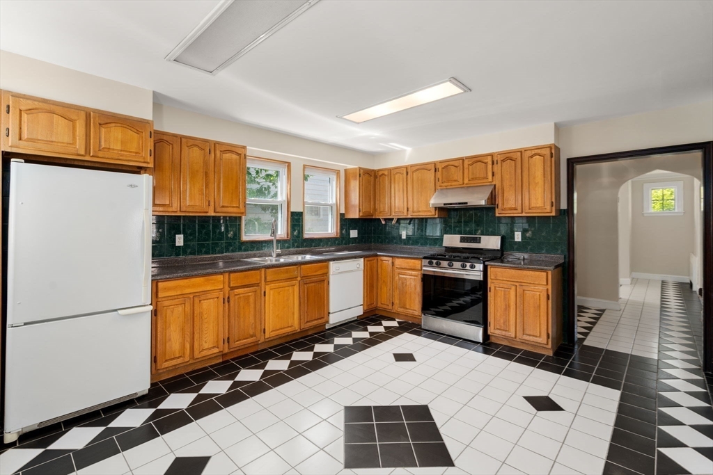 261 Russett Road Brookline, MA 02467 - Photo 11 of 36