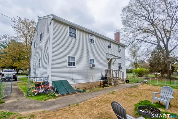 a view of a house with backyard