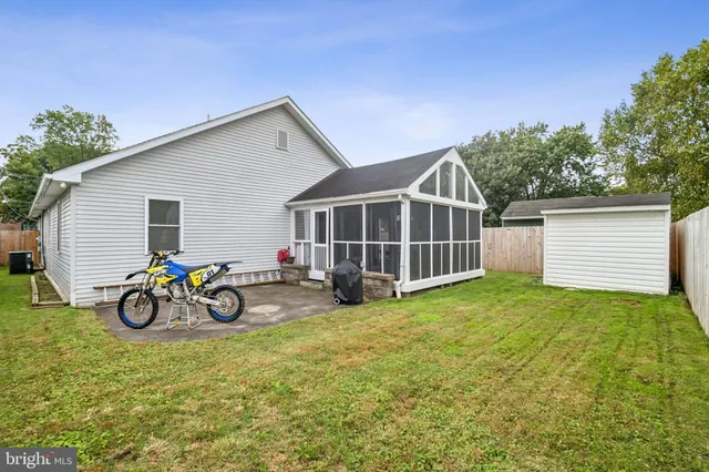 a view of a house with backyard and porch