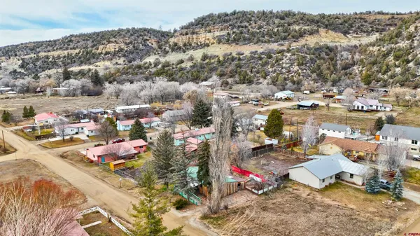 a table and chairs sitting in the middle of a yard