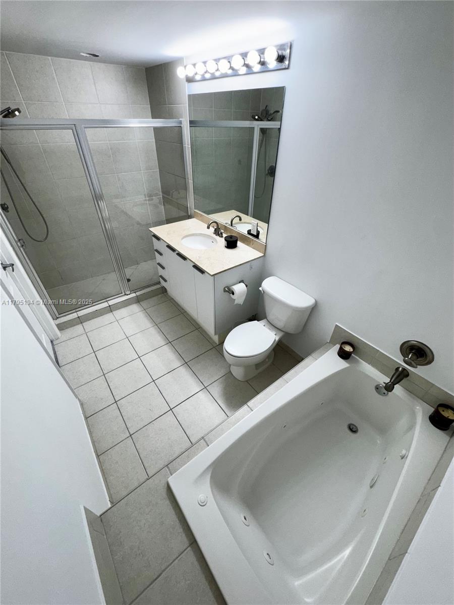 140 South Dixie Highway, Unit 921 Hollywood, FL 33020 - Photo 3 of 30 a bathroom with a sink toilet and shower