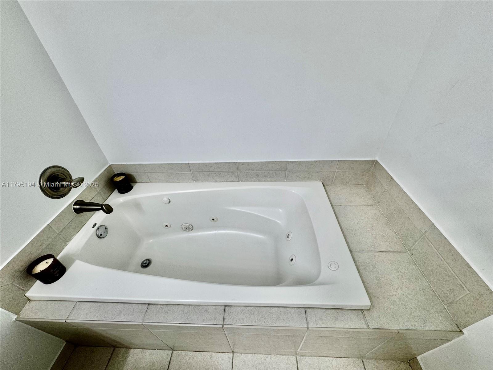 140 South Dixie Highway, Unit 921 Hollywood, FL 33020 - Photo 4 of 30 a bathroom with a tub