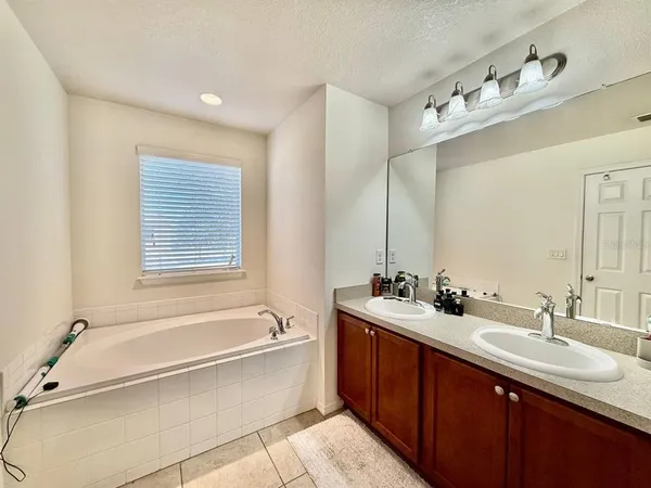 $2,400 | 9044 Aspen Hollow Place, Unit 9044, Riverview, FL 33578