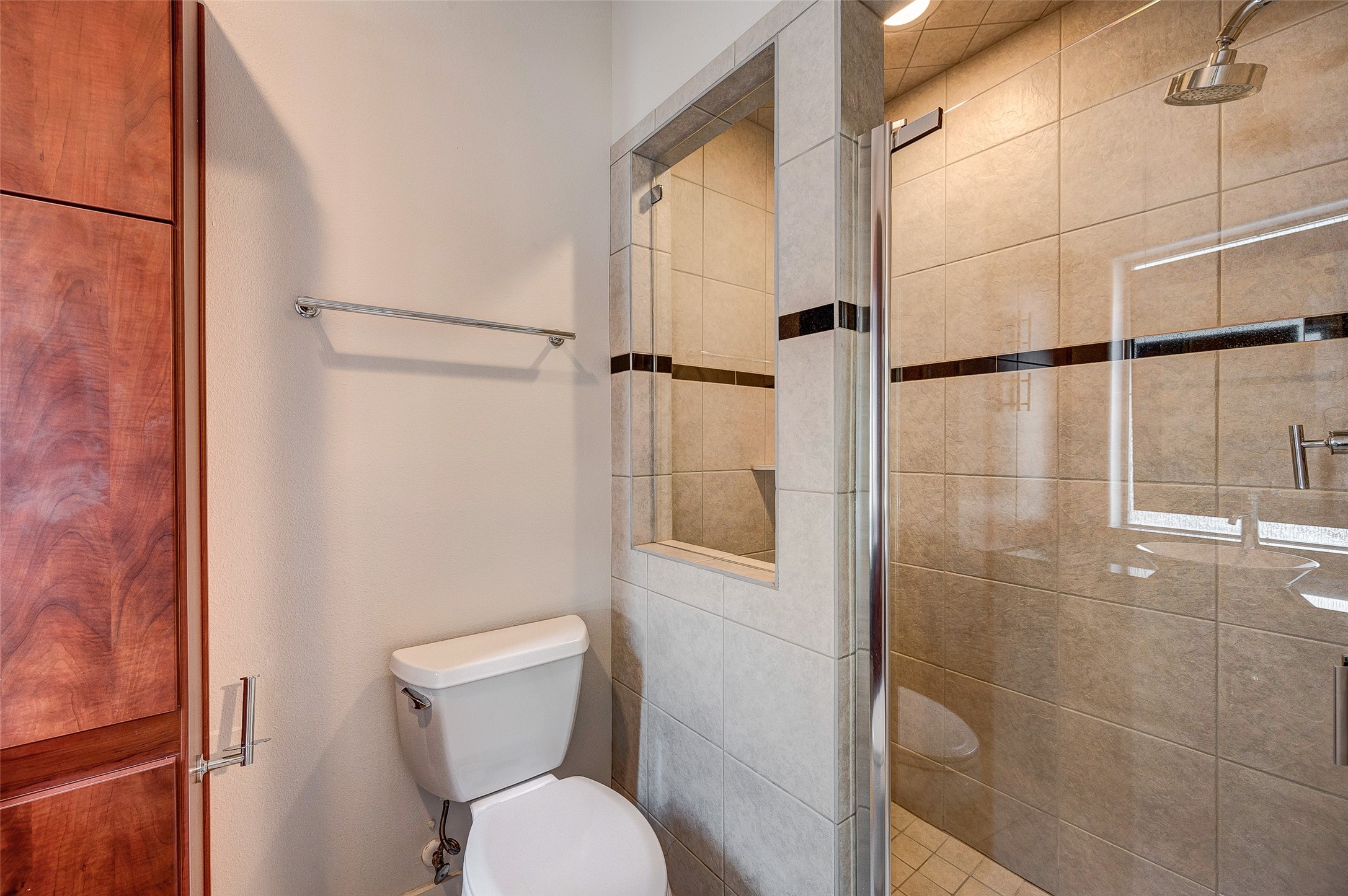 1729 Reinerman Street Houston, TX 77007 - Photo 8 of 31 Ensuite Bathroom with walk-in shower