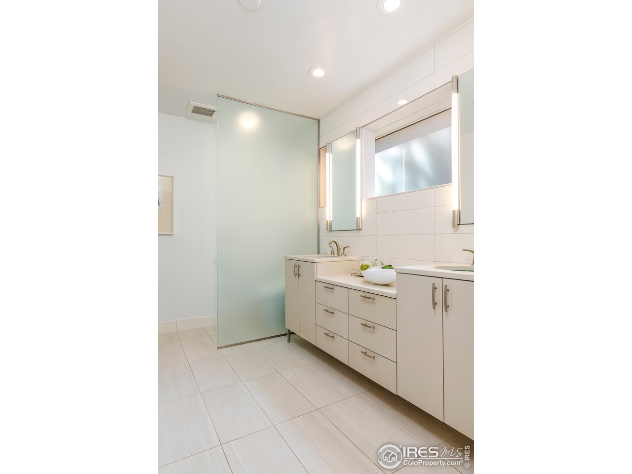 733 13th Street Boulder, CO 80302 - Photo 20 of 37 a bathroom with a sink and a mirror