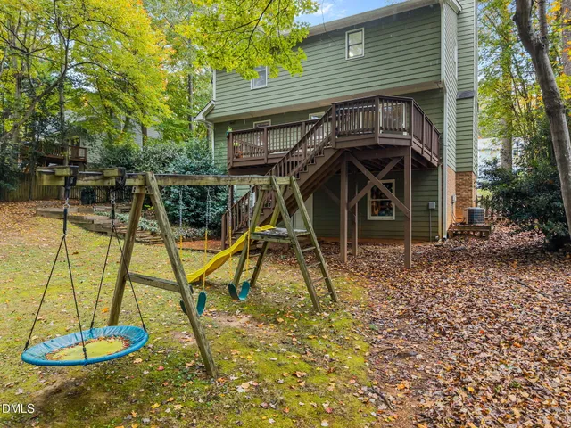 a view of a house with backyard