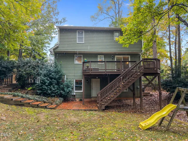 a view of a house with backyard