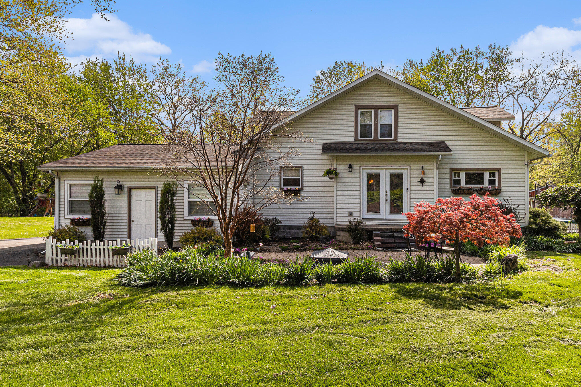 22128 Bell Road New Boston, MI 48164 - Photo 1 of 33 001_img_9154_700